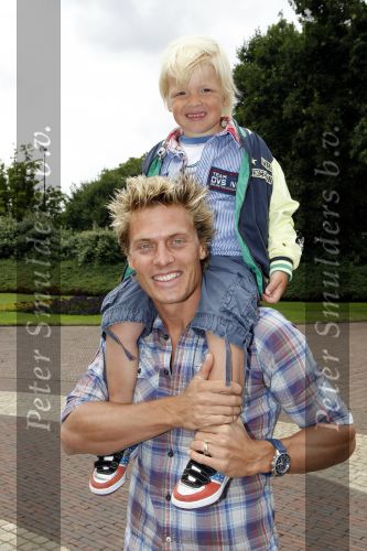 Kaatsheuvel 2 augustus 2009
Premiere show in de efteling. Winston Post met zoon Jaydan
Peter Smulders bv