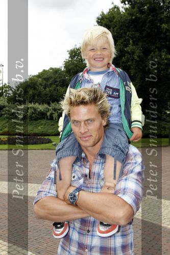 Kaatsheuvel 2 augustus 2009
Premiere show in de efteling. Winston Post met zoon Jaydan
Peter Smulders bv