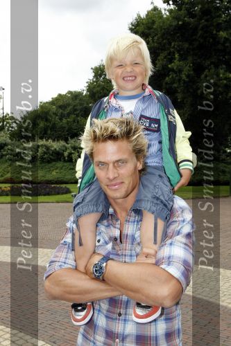 Kaatsheuvel 2 augustus 2009
Premiere show in de efteling. Winston Post met zoon Jaydan
Peter Smulders bv