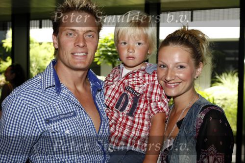 Rotterdam 28 juni 2009
Laatste optrden K3 in ahoy. Winston Post met zoon Jayden en vrouw Denise
Peter Smulders bv