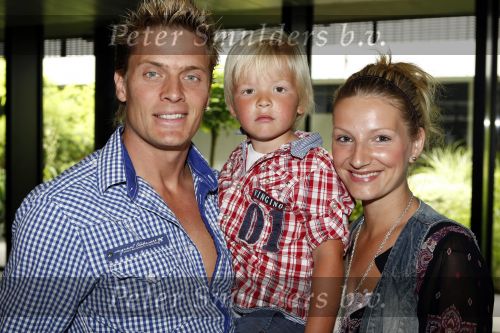 Rotterdam 28 juni 2009
Laatste optrden K3 in ahoy. Winston Post met zoon Jayden en vrouw Denise
Peter Smulders bv
