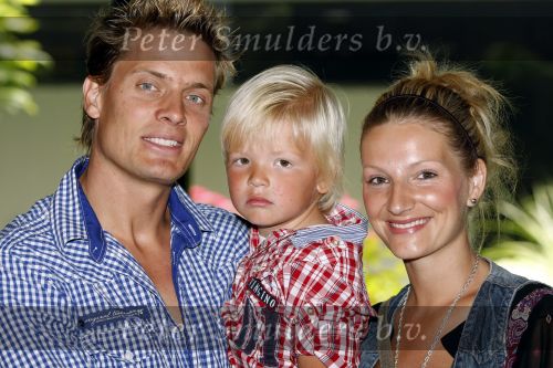 Rotterdam 28 juni 2009
Laatste optrden K3 in ahoy. Winston Post met zoon Jayden en vrouw Denise
Peter Smulders bv