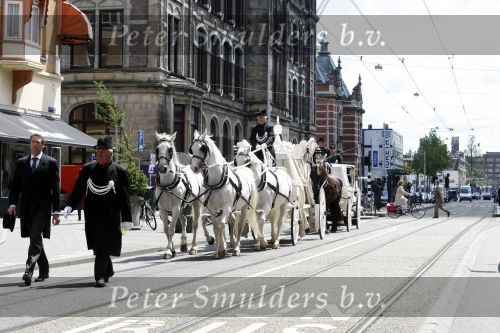 Amsterdam 12 juni 2009
Begrafenisstoet met witte paarden en witte koets.
Peter Smulders bv