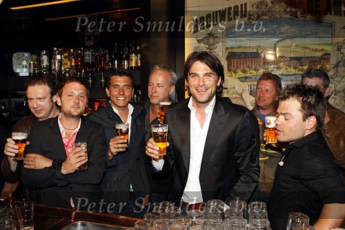 Amsterdam 3 juni 2009
Pers presentatie heren van amstel live. Xander de Buisonje gaat het presenteren.Xander met Jan Smit Roel v Velsen Henk Temming e.a.
Peter Smulders bv