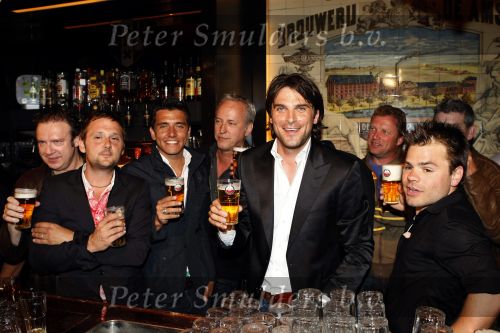 Amsterdam 3 juni 2009
Pers presentatie heren van amstel live. Xander de Buisonje gaat het presenteren.Xander met Jan Smit Roel v Velsen Henk Temming e.a.
Peter Smulders bv