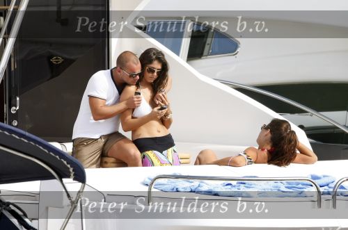 Ibiza 8 juli 2009
Wesley Sneijder en Yolanthe Cabau v Kasbergen en haar zus op de boot op ibiza.
Peter Smulders bv