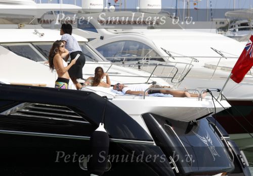 Ibiza 8 juli 2009
Wesley Sneijder en Yolanthe Cabau v Kasbergen en haar zus op de boot op ibiza.
Peter Smulders bv