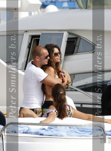 Ibiza 8 juli 2009
Wesley Sneijder en Yolanthe Cabau v Kasbergen en haar zus op de boot op ibiza.
Peter Smulders bv