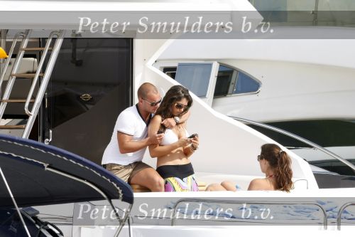 Ibiza 8 juli 2009
Wesley Sneijder en Yolanthe Cabau v Kasbergen en haar zus op de boot op ibiza.
Peter Smulders bv