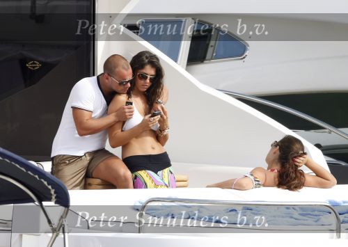 Ibiza 8 juli 2009
Wesley Sneijder en Yolanthe Cabau v Kasbergen en haar zus op de boot op ibiza.
Peter Smulders bv