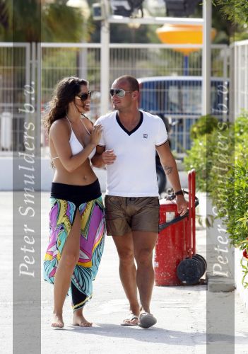 Ibiza 8 juli 2009
Wesley Sneijder en Yolanthe Cabau v Kasbergen en haar zus op de boot op ibiza.
Peter Smulders bv