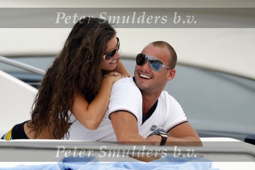 Ibiza 8 juli 2009
Wesley Sneijder en Yolanthe Cabau v Kasbergen en haar zus op de boot op ibiza.
Peter Smulders bv