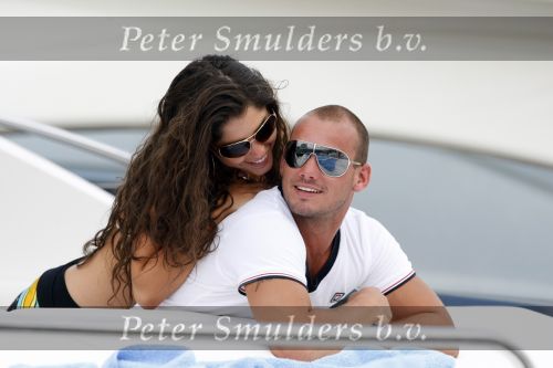 Ibiza 8 juli 2009
Wesley Sneijder en Yolanthe Cabau v Kasbergen en haar zus op de boot op ibiza.
Peter Smulders bv