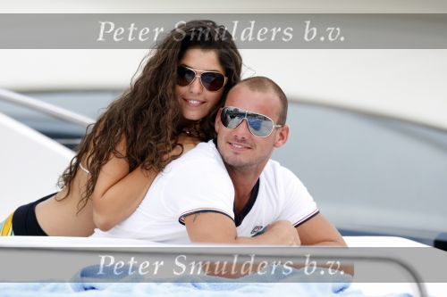 Ibiza 8 juli 2009
Wesley Sneijder en Yolanthe Cabau v Kasbergen en haar zus op de boot op ibiza.
Peter Smulders bv