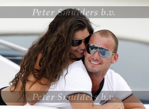 Ibiza 8 juli 2009
Wesley Sneijder en Yolanthe Cabau v Kasbergen en haar zus op de boot op ibiza.
Peter Smulders bv
