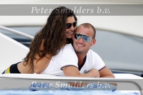 Ibiza 8 juli 2009
Wesley Sneijder en Yolanthe Cabau v Kasbergen en haar zus op de boot op ibiza.
Peter Smulders bv