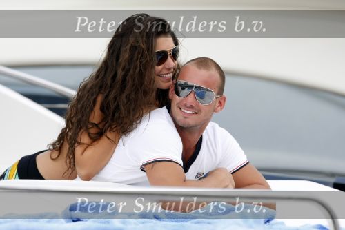 Ibiza 8 juli 2009
Wesley Sneijder en Yolanthe Cabau v Kasbergen en haar zus op de boot op ibiza.
Peter Smulders bv
