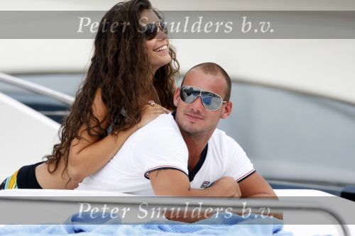 Ibiza 8 juli 2009
Wesley Sneijder en Yolanthe Cabau v Kasbergen en haar zus op de boot op ibiza.
Peter Smulders bv