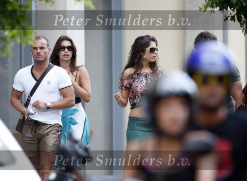 Ibiza 8 juli 2009
Wesley Sneijder en Yolanthe Cabau v Kasbergen en haar zus op de boot op ibiza.
Peter Smulders bv