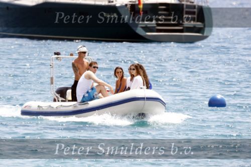 Ibiza 9 juli 2009
Wesley Sneijder en Yolanthe Cabau v Kasbergen met zus op ibiza , Wesley had een hele grote boot gehuurd en ging lunchen bij de populaire strandtent Blue Marlin.
Peter Smulders bv