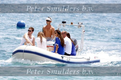 Ibiza 9 juli 2009
Wesley Sneijder en Yolanthe Cabau v Kasbergen met zus op ibiza , Wesley had een hele grote boot gehuurd en ging lunchen bij de populaire strandtent Blue Marlin.
Peter Smulders bv