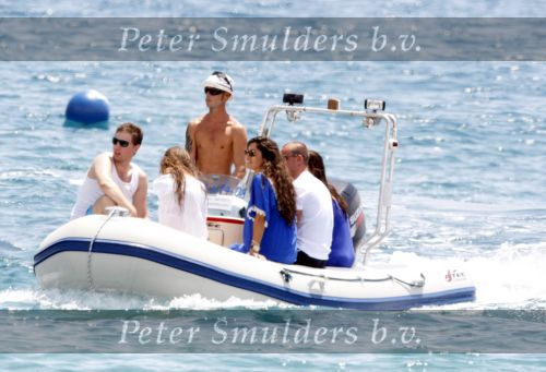 Ibiza 9 juli 2009
Wesley Sneijder en Yolanthe Cabau v Kasbergen met zus op ibiza , Wesley had een hele grote boot gehuurd en ging lunchen bij de populaire strandtent Blue Marlin.
Peter Smulders bv