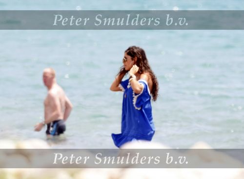 Ibiza 9 juli 2009
Wesley Sneijder en Yolanthe Cabau v Kasbergen met zus op ibiza , Wesley had een hele grote boot gehuurd en ging lunchen bij de populaire strandtent Blue Marlin.
Peter Smulders bv