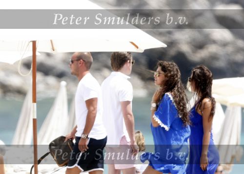 Ibiza 9 juli 2009
Wesley Sneijder en Yolanthe Cabau v Kasbergen met zus op ibiza , Wesley had een hele grote boot gehuurd en ging lunchen bij de populaire strandtent Blue Marlin.
Peter Smulders bv