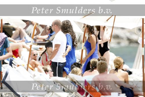 Ibiza 9 juli 2009
Wesley Sneijder en Yolanthe Cabau v Kasbergen met zus op ibiza , Wesley had een hele grote boot gehuurd en ging lunchen bij de populaire strandtent Blue Marlin.
Peter Smulders bv