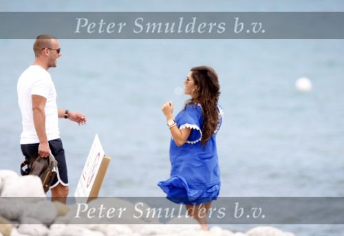Ibiza 9 juli 2009
Wesley Sneijder en Yolanthe Cabau v Kasbergen met zus op ibiza , Wesley had een hele grote boot gehuurd en ging lunchen bij de populaire strandtent Blue Marlin.
Peter Smulders bv