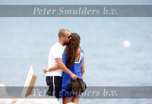 Ibiza 9 juli 2009
Wesley Sneijder en Yolanthe Cabau v Kasbergen met zus op ibiza , Wesley had een hele grote boot gehuurd en ging lunchen bij de populaire strandtent Blue Marlin.
Peter Smulders bv