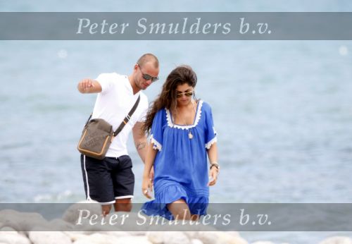 Ibiza 9 juli 2009
Wesley Sneijder en Yolanthe Cabau v Kasbergen met zus op ibiza , Wesley had een hele grote boot gehuurd en ging lunchen bij de populaire strandtent Blue Marlin.
Peter Smulders bv