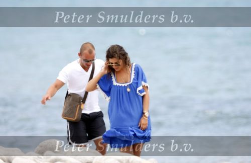 Ibiza 9 juli 2009
Wesley Sneijder en Yolanthe Cabau v Kasbergen met zus op ibiza , Wesley had een hele grote boot gehuurd en ging lunchen bij de populaire strandtent Blue Marlin.
Peter Smulders bv