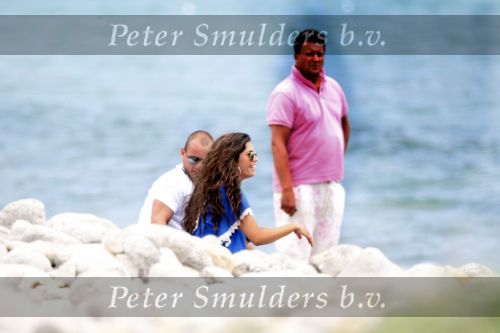 Ibiza 9 juli 2009
Wesley Sneijder en Yolanthe Cabau v Kasbergen met zus op ibiza , Wesley had een hele grote boot gehuurd en ging lunchen bij de populaire strandtent Blue Marlin.
Peter Smulders bv