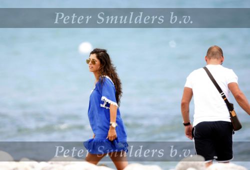 Ibiza 9 juli 2009
Wesley Sneijder en Yolanthe Cabau v Kasbergen met zus op ibiza , Wesley had een hele grote boot gehuurd en ging lunchen bij de populaire strandtent Blue Marlin.
Peter Smulders bv