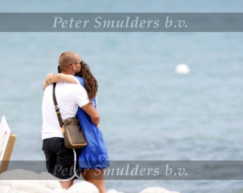 Ibiza 9 juli 2009
Wesley Sneijder en Yolanthe Cabau v Kasbergen met zus op ibiza , Wesley had een hele grote boot gehuurd en ging lunchen bij de populaire strandtent Blue Marlin.
Peter Smulders bv