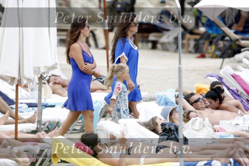 Ibiza 9 juli 2009
Wesley Sneijder en Yolanthe Cabau v Kasbergen met zus op ibiza , Wesley had een hele grote boot gehuurd en ging lunchen bij de populaire strandtent Blue Marlin.
Peter Smulders bv