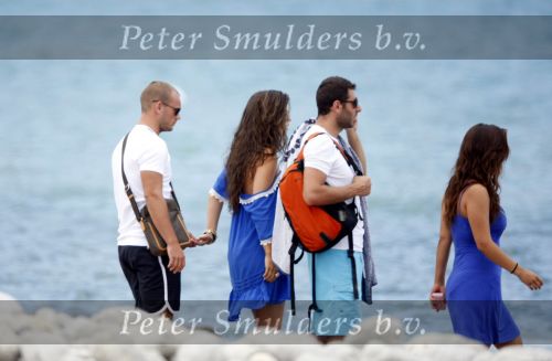 Ibiza 9 juli 2009
Wesley Sneijder en Yolanthe Cabau v Kasbergen met zus op ibiza , Wesley had een hele grote boot gehuurd en ging lunchen bij de populaire strandtent Blue Marlin.
Peter Smulders bv
