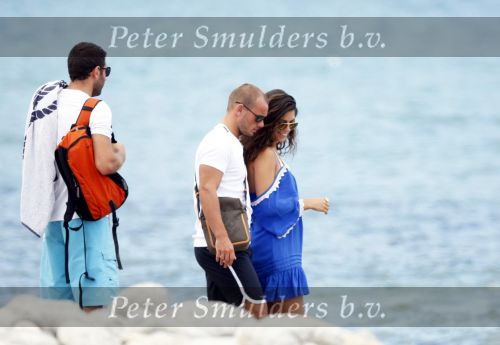 Ibiza 9 juli 2009
Wesley Sneijder en Yolanthe Cabau v Kasbergen met zus op ibiza , Wesley had een hele grote boot gehuurd en ging lunchen bij de populaire strandtent Blue Marlin.
Peter Smulders bv
