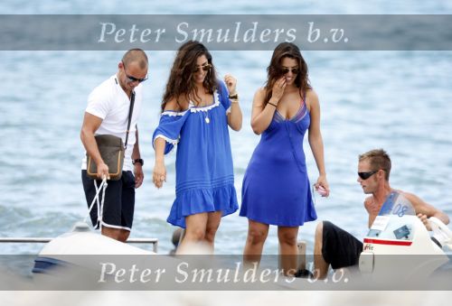 Ibiza 9 juli 2009
Wesley Sneijder en Yolanthe Cabau v Kasbergen met zus op ibiza , Wesley had een hele grote boot gehuurd en ging lunchen bij de populaire strandtent Blue Marlin.
Peter Smulders bv