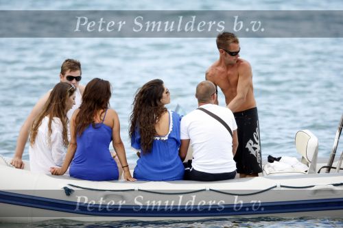 Ibiza 9 juli 2009
Wesley Sneijder en Yolanthe Cabau v Kasbergen met zus op ibiza , Wesley had een hele grote boot gehuurd en ging lunchen bij de populaire strandtent Blue Marlin.
Peter Smulders bv