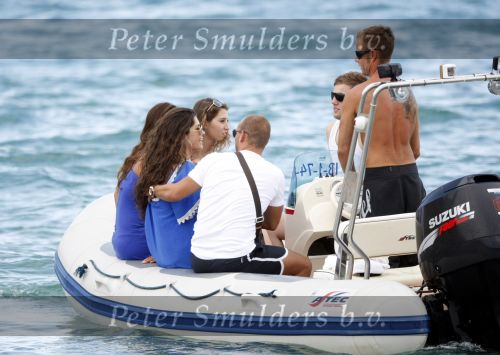 Ibiza 9 juli 2009
Wesley Sneijder en Yolanthe Cabau v Kasbergen met zus op ibiza , Wesley had een hele grote boot gehuurd en ging lunchen bij de populaire strandtent Blue Marlin.
Peter Smulders bv