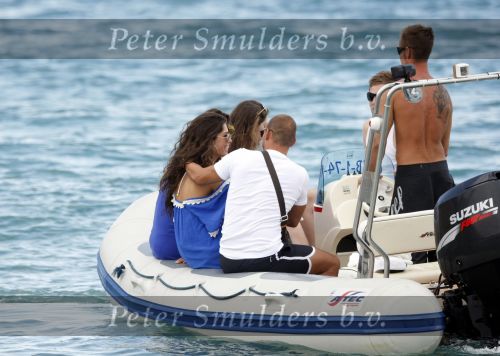 Ibiza 9 juli 2009
Wesley Sneijder en Yolanthe Cabau v Kasbergen met zus op ibiza , Wesley had een hele grote boot gehuurd en ging lunchen bij de populaire strandtent Blue Marlin.
Peter Smulders bv