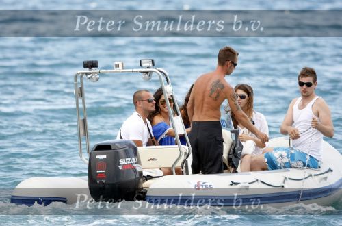 Ibiza 9 juli 2009
Wesley Sneijder en Yolanthe Cabau v Kasbergen met zus op ibiza , Wesley had een hele grote boot gehuurd en ging lunchen bij de populaire strandtent Blue Marlin.
Peter Smulders bv