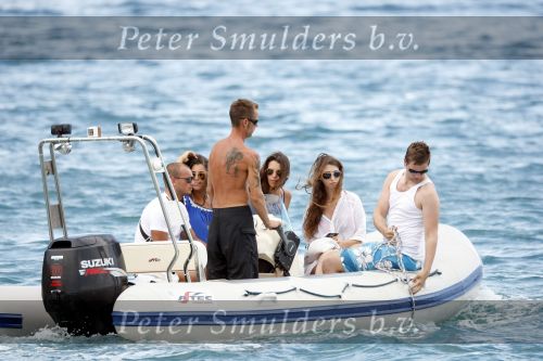 Ibiza 9 juli 2009
Wesley Sneijder en Yolanthe Cabau v Kasbergen met zus op ibiza , Wesley had een hele grote boot gehuurd en ging lunchen bij de populaire strandtent Blue Marlin.
Peter Smulders bv