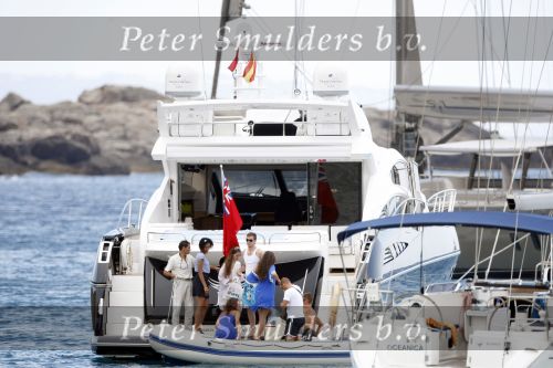 Ibiza 9 juli 2009
Wesley Sneijder en Yolanthe Cabau v Kasbergen met zus op ibiza , Wesley had een hele grote boot gehuurd en ging lunchen bij de populaire strandtent Blue Marlin.
Peter Smulders bv