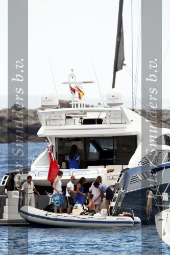 Ibiza 9 juli 2009
Wesley Sneijder en Yolanthe Cabau v Kasbergen met zus op ibiza , Wesley had een hele grote boot gehuurd en ging lunchen bij de populaire strandtent Blue Marlin.
Peter Smulders bv