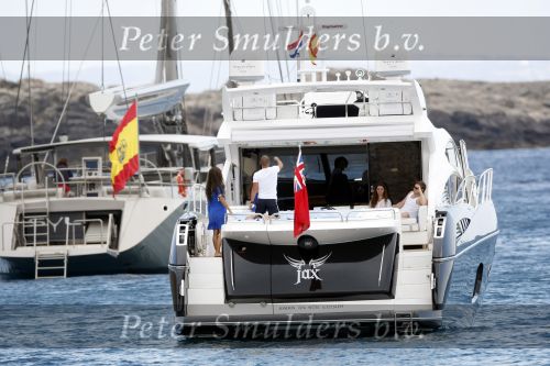 Ibiza 9 juli 2009
Wesley Sneijder en Yolanthe Cabau v Kasbergen met zus op ibiza , Wesley had een hele grote boot gehuurd en ging lunchen bij de populaire strandtent Blue Marlin.
Peter Smulders bv