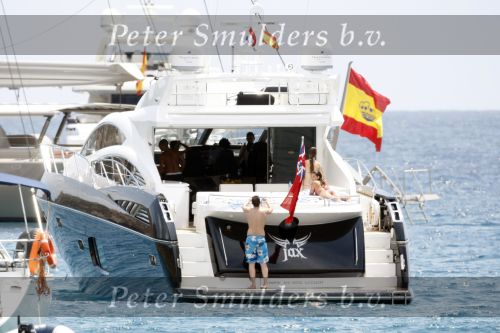 Ibiza 9 juli 2009
Wesley Sneijder en Yolanthe Cabau v Kasbergen met zus op ibiza , Wesley had een hele grote boot gehuurd en ging lunchen bij de populaire strandtent Blue Marlin.
Peter Smulders bv