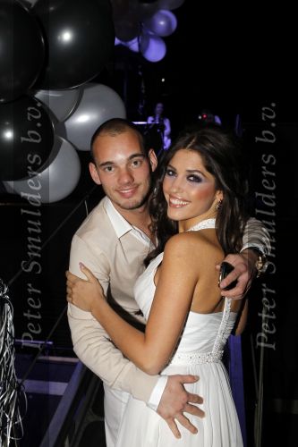 Amsterdam 18 maart 2010
Wesley Sneijders heeft voor zijn vrouw Yolanthe Cabau v Kasbergen een surprise feest georganiseerd voor haar 25 e verjaardag op de supperclub boot. Ze slapen in het Amstel hotel.
Peter Smulders bv
